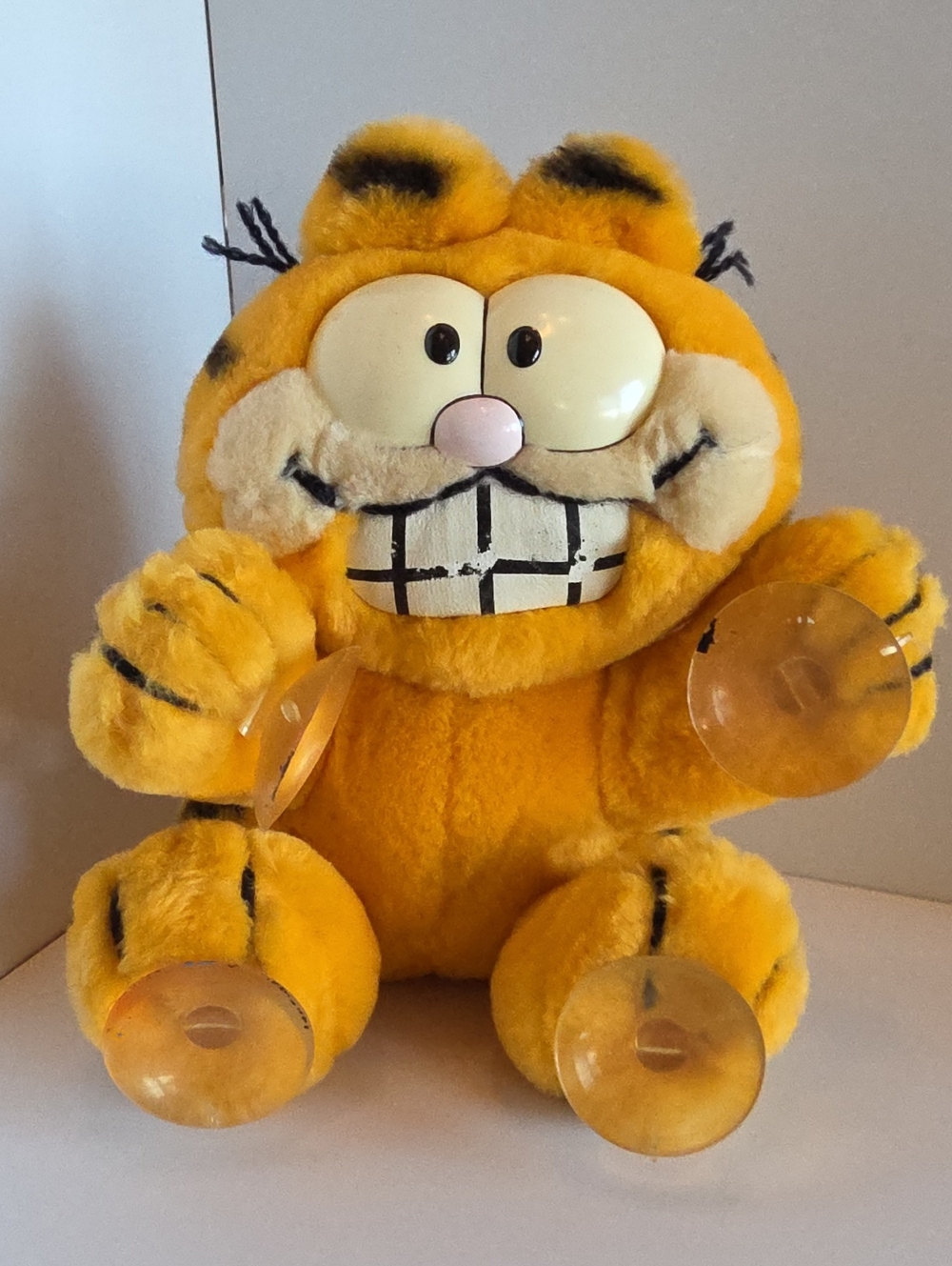 Vintage 1981 Dakin Garfield 7" Plush Stuck on You Suction Cups